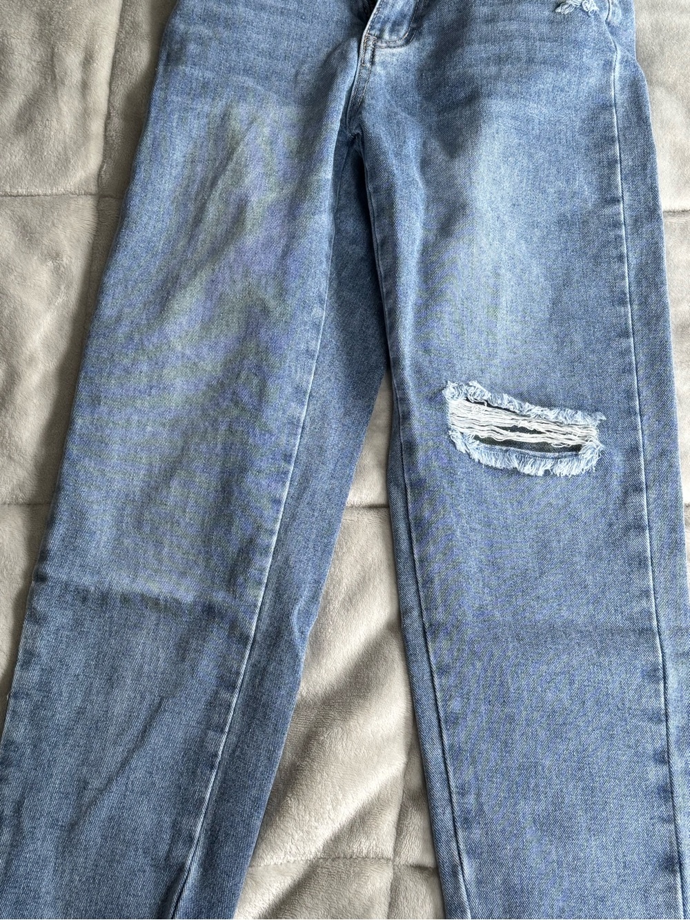Straight-Leg Distressed Women's Jeans in Light Blue - Picture 3 of 5
